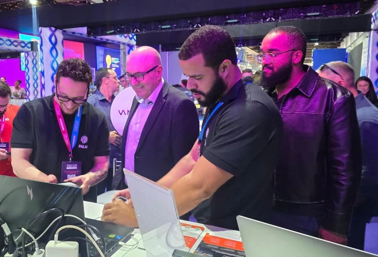 Matheus Esquivel CEO e fundador da Palm,  apresentando a tecnologia para o prefeito de Campinas, Dário Saad.